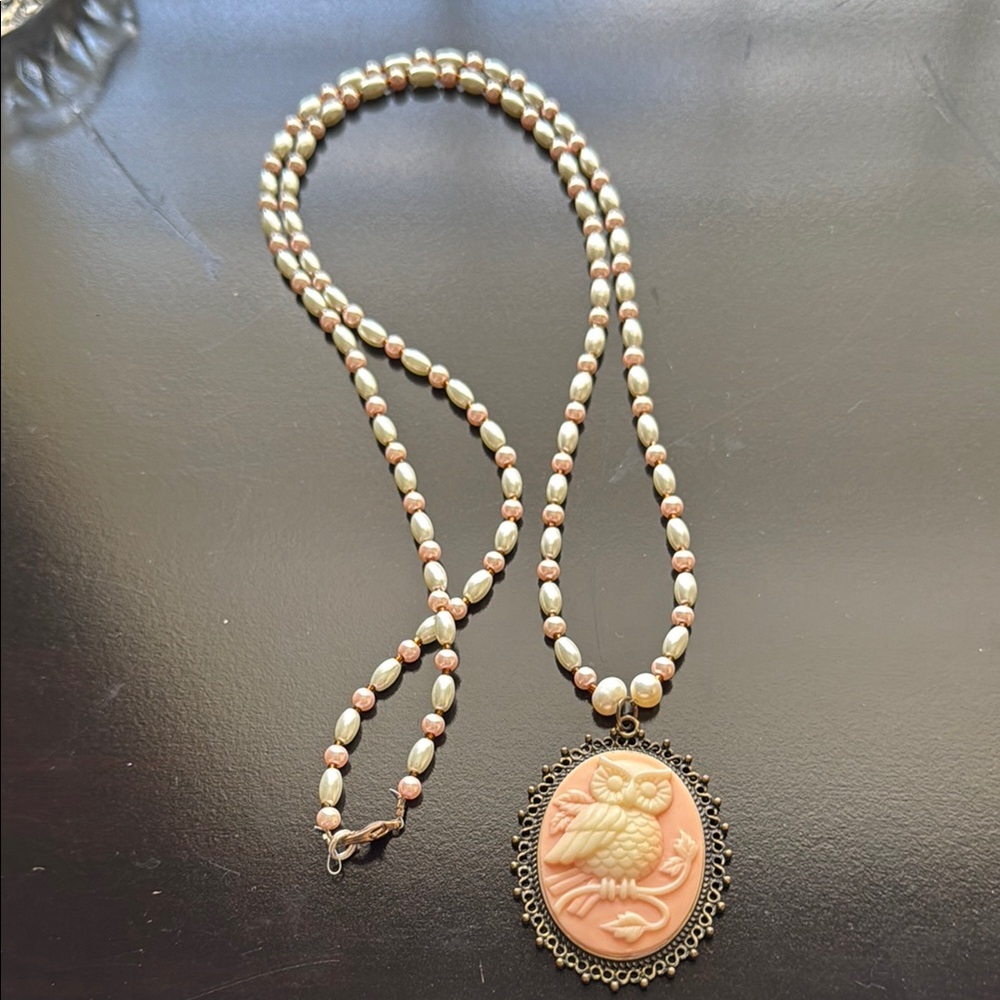 Elegant Pearl and Cameo Necklace